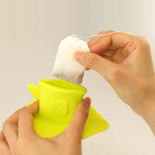 Load image into Gallery viewer, Gourmet Art Silicone Tea Bag Squeezer